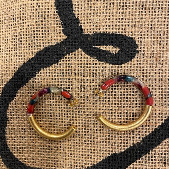 Banana Republic Goldtone Mother of Pearl necklace & 2 pair earrings one matching - Picture 5 of 6